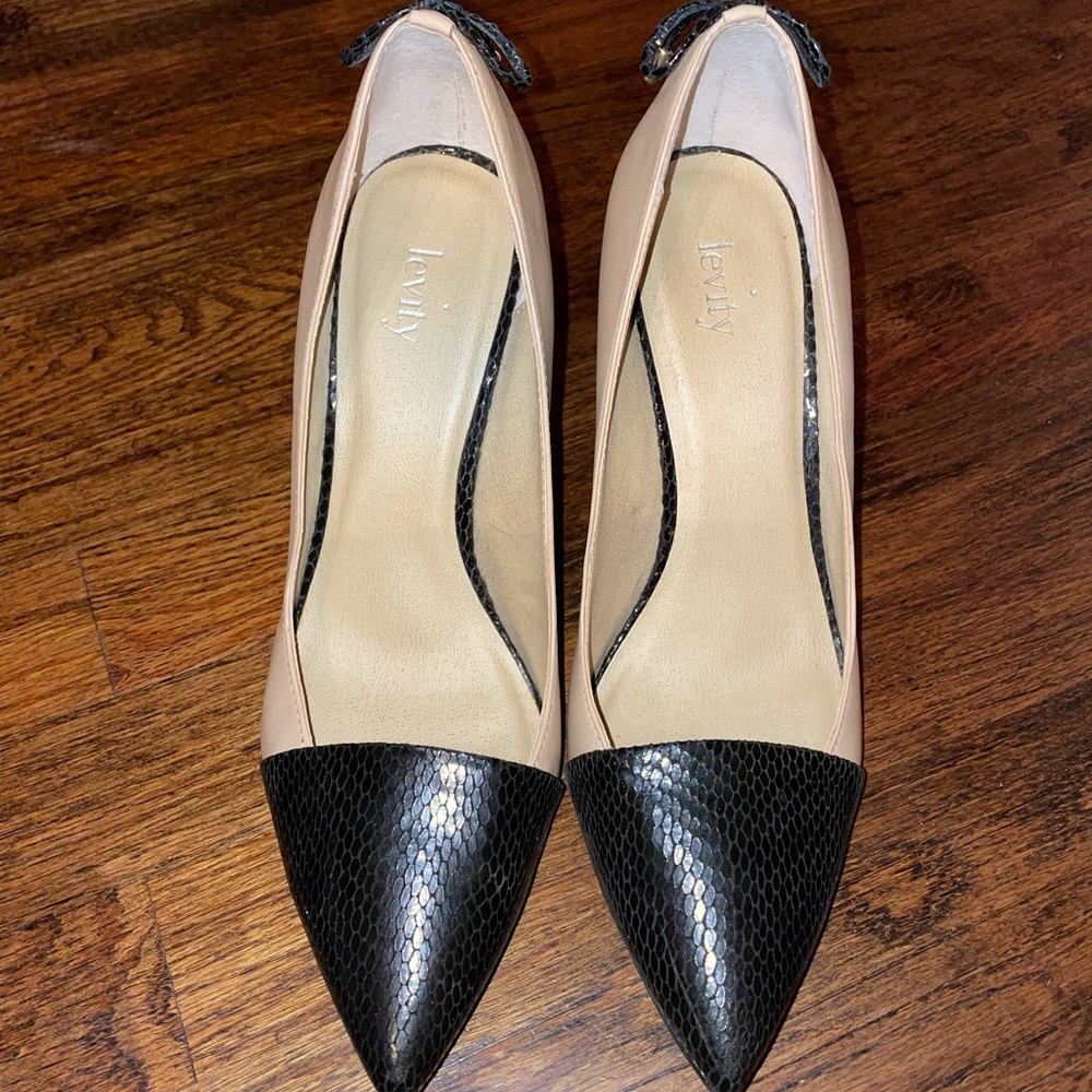 Levity Jalone size 9 Black and Tan pumps